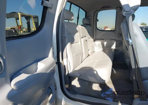 2002 Toyota Tundra Sr5 z USA, uszkodzony, nr VIN 5TBRN34142S330570